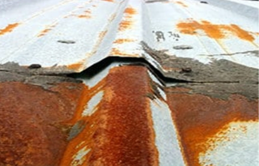 mép cắt mái tôn gỉ